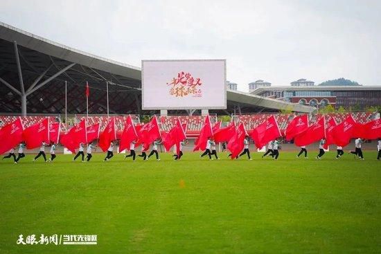 米歇尔•法尔盖特（休•格兰特 饰）经营一间拍卖行，他是个暖和的英国人，拍卖行的生意一贯很好。他感受成家的时辰到了，便向他最爱的女友吉娜（詹姆斯•凯恩 饰）成婚。可是吉娜对成婚一词十分抗拒，她不肯意跟米歇尔成婚。如许使米歇尔迷惑极了，他以为女友是十分爱本身的，为什么不克不及从此一同糊口呢？                                  　　直到后来，他才大白了吉娜的苦心。本来吉娜的父亲是一位黑帮老迈，深爱着米歇尔的吉娜